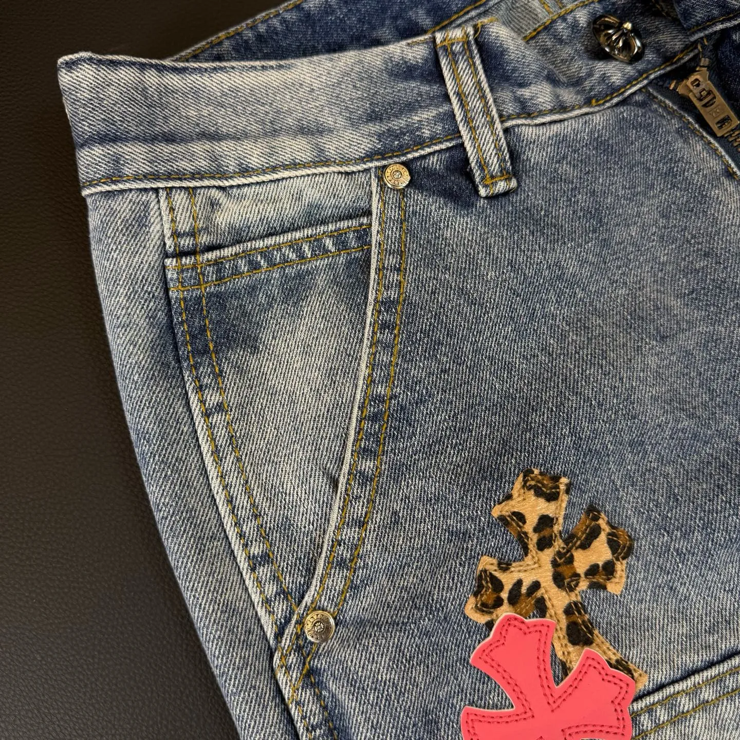 P280 Style number: D314 Chrome Hearts Chrome Hearts workwear pink leopard print washed blue jeans Size: s-XXL (28 30 32 34 36) Color: washed blue Size reference 28 pants length 100 waist 72 30 pants length 101 waist 76 32 pants length 103 waist 80 34 pants length 104 waist 84 36 pants length 106 waist 88
